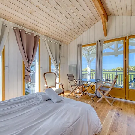 1 Maison Et Son Sur Pilotis *